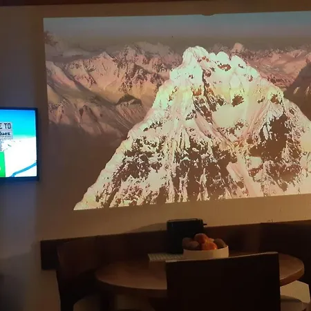 Superb View+swim Pool+smart Tv+netflix+projector Lägenhet